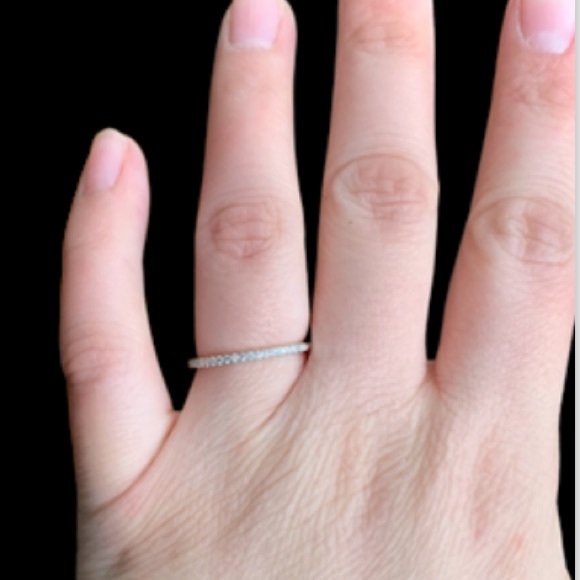 1 MM STERLING SILVER DIAMOND RING - Picture 6 of 8